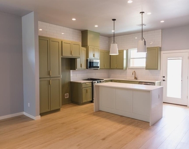 905 S Howard Avenue - Photo Thumbnail 6