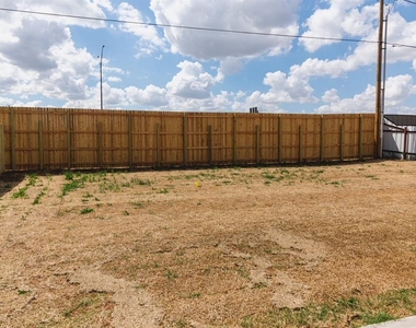 905 S Howard Avenue - Photo Thumbnail 22