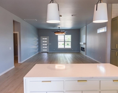 905 S Howard Avenue - Photo Thumbnail 5