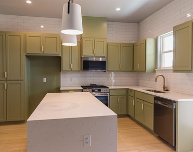 905 S Howard Avenue - Photo Thumbnail 4