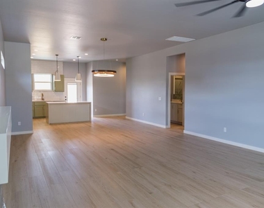 905 S Howard Avenue - Photo Thumbnail 15