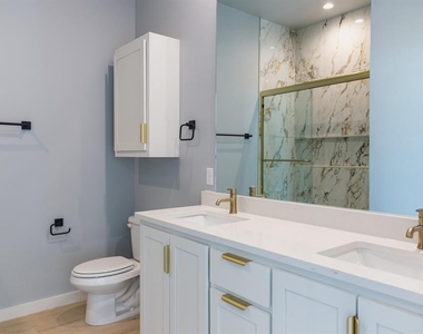 905 S Howard Avenue - Photo Thumbnail 12