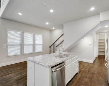 620 Surrey Lane - Photo Thumbnail 5
