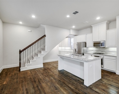 620 Surrey Lane - Photo Thumbnail 7