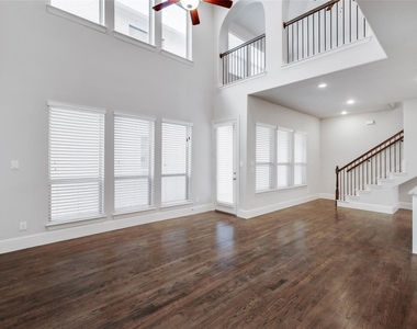 620 Surrey Lane - Photo Thumbnail 3