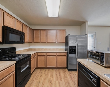 7408 Lazy Spur Boulevard - Photo Thumbnail 4