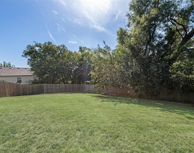7408 Lazy Spur Boulevard - Photo Thumbnail 12