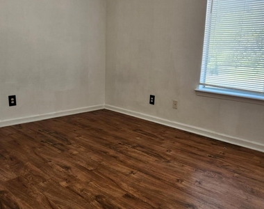 9523 University Terrace Drive - Photo Thumbnail 11