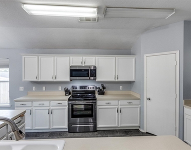 2402 Pheasant Run - Photo Thumbnail 11