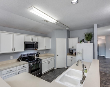 2402 Pheasant Run - Photo Thumbnail 10