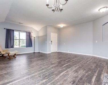 2402 Pheasant Run - Photo Thumbnail 4