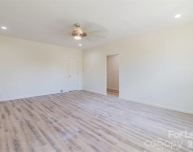 506 E Marion Street - Photo Thumbnail 3