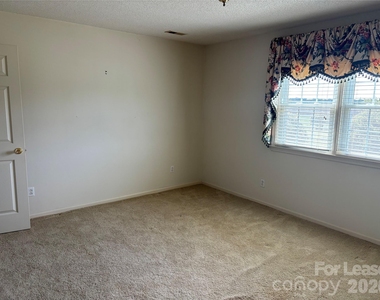 2417 Lynwood Drive - Photo Thumbnail 18