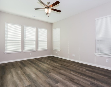 714 Lacewing Drive - Photo Thumbnail 7