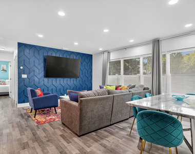 108 Se 11th Avenue - Photo Thumbnail 2