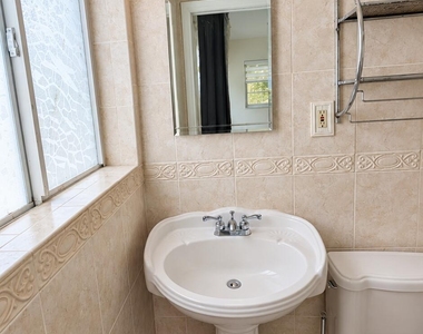 425 Ne 20th Street - Photo Thumbnail 8