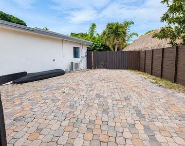 425 Ne 20th Street - Photo Thumbnail 21