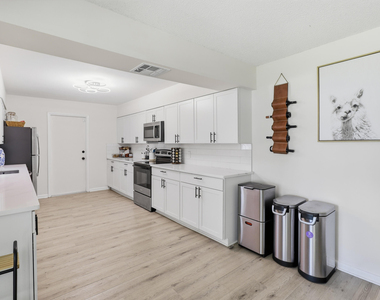 2657 Seneca Avenue - Photo Thumbnail 6