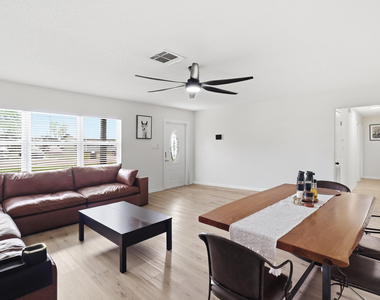 2657 Seneca Avenue - Photo Thumbnail 2