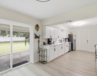 2657 Seneca Avenue - Photo Thumbnail 3