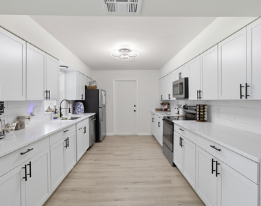 2657 Seneca Avenue - Photo Thumbnail 5