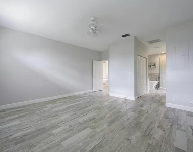 13383 Temple Boulevard - Photo Thumbnail 7