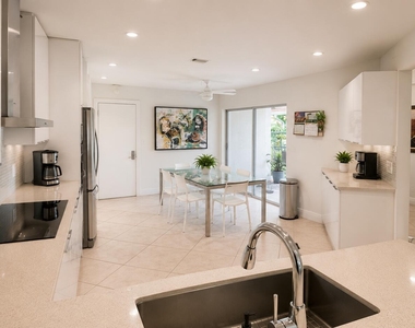 4107 Carriage Drive - Photo Thumbnail 6