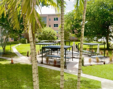 2801 Somerset Drive - Photo Thumbnail 7