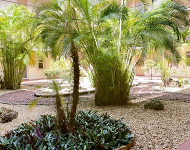 2801 Somerset Drive - Photo Thumbnail 4