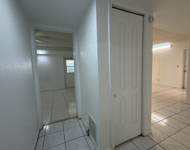 636 Nw 13th Street - Photo Thumbnail 5