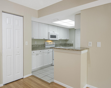 100 Crestwood Court N - Photo Thumbnail 8