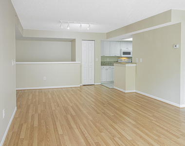 100 Crestwood Court N - Photo Thumbnail 13