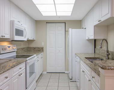 100 Crestwood Court N - Photo Thumbnail 9