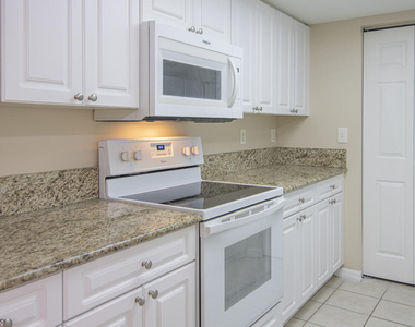 100 Crestwood Court N - Photo Thumbnail 11