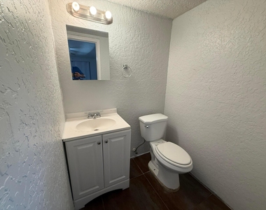 1642 Nw 13th Court - Photo Thumbnail 2