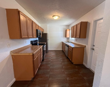 1642 Nw 13th Court - Photo Thumbnail 5