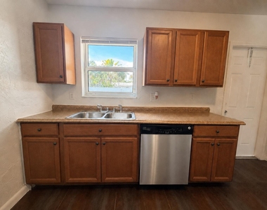 1642 Nw 13th Court - Photo Thumbnail 9