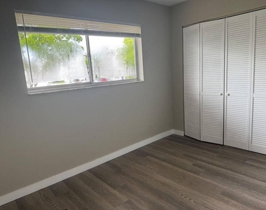 8600 N Sherman Circle - Photo Thumbnail 3