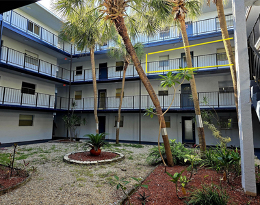 2860 Somerset Drive - Photo Thumbnail 7