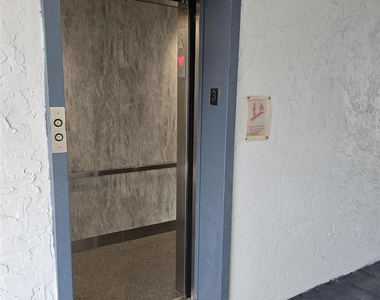 2860 Somerset Drive - Photo Thumbnail 6