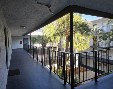 2860 Somerset Drive - Photo Thumbnail 10