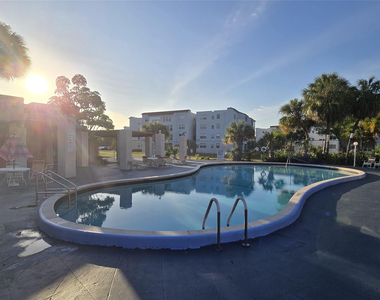 2860 Somerset Drive - Photo Thumbnail 5