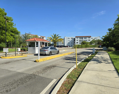 2860 Somerset Drive - Photo Thumbnail 1