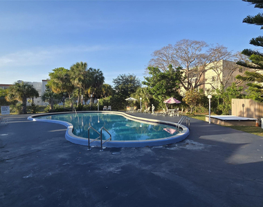 2860 Somerset Drive - Photo Thumbnail 3