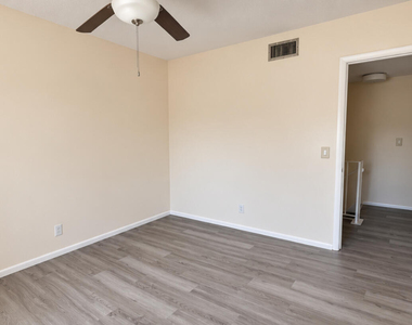 3007 Nw 68th Street - Photo Thumbnail 4