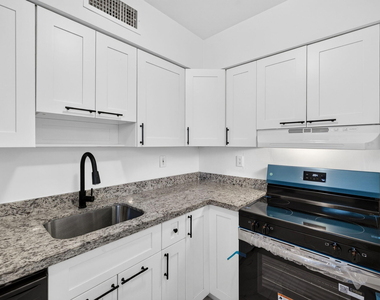 1821 Middle River Drive - Photo Thumbnail 7