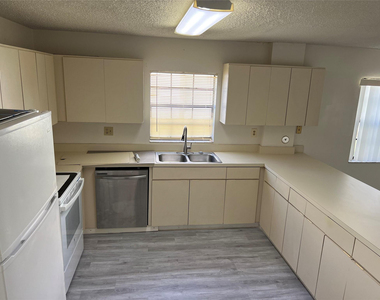 2941 Nw 92nd Avenue - Photo Thumbnail 4
