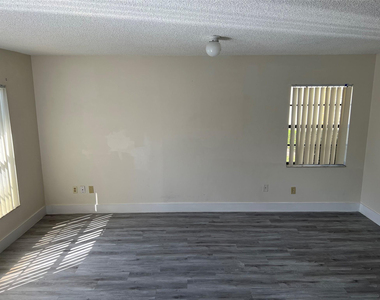 2941 Nw 92nd Avenue - Photo Thumbnail 2