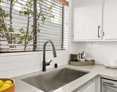 2500 Abbot Kinney Boulevard - Photo Thumbnail 1
