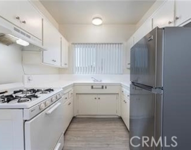 2312 Vanderbilt Lane - Photo Thumbnail 4